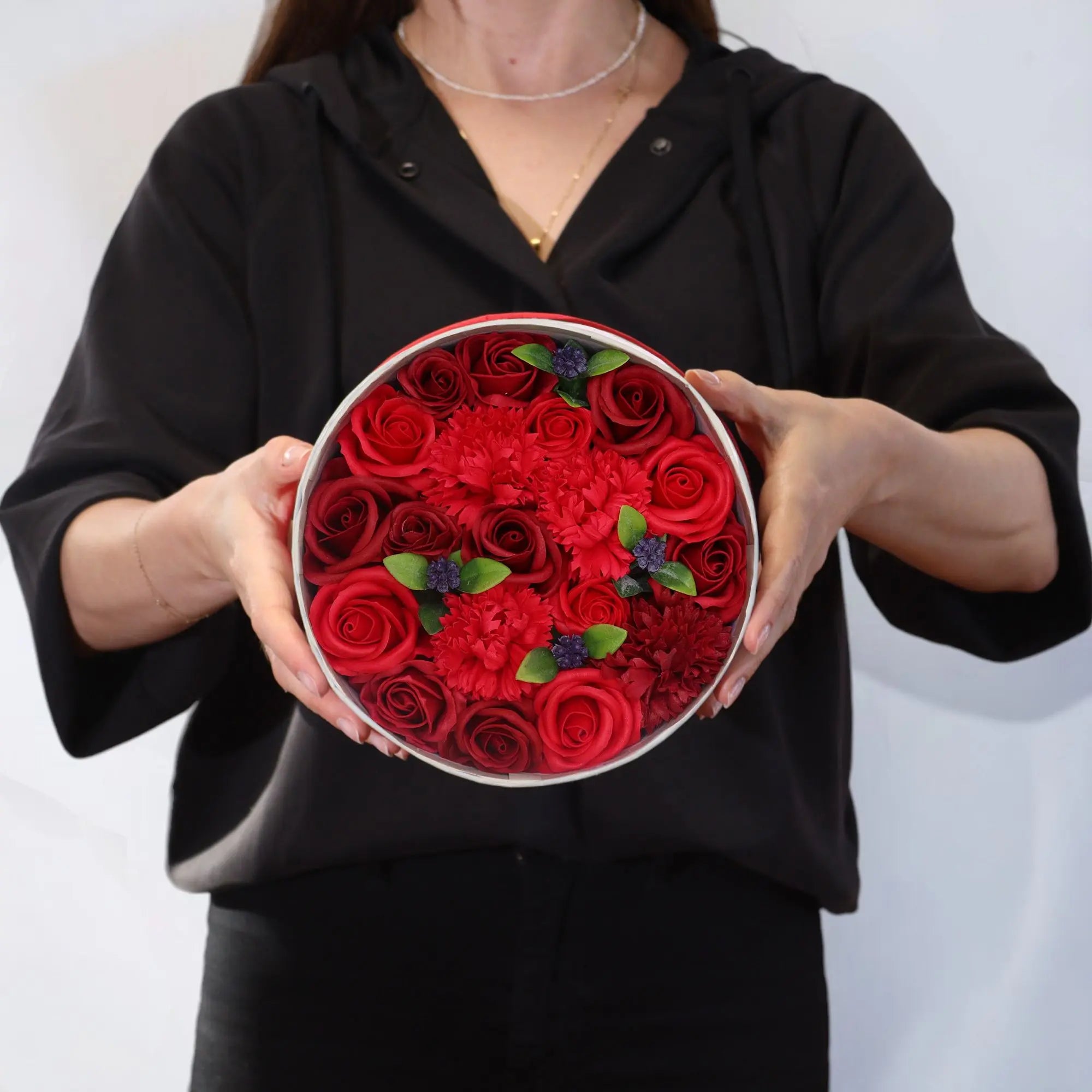 Pamperandpost Round Box - Classic Red Roses